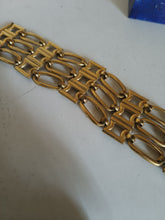 Charger l'image dans la galerie, Ravissant bracelet Art déco en cuivre doré . Système fermoir inhabituel. Probablement un travail artisanal ( de qualité )
