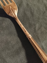 Charger l&#39;image dans la galerie, Goldsmiths &amp; Silversmiths Company à Londres grande fourchette plat principal, modèle Albany.
