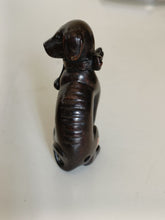 Charger l'image dans la galerie, Netsuke japonais, chien avec collier ruban et grelot en bois sculpté et signé . Début XXÈME
