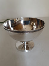 Charger l&#39;image dans la galerie, Antoine Mercier (1755-1820 )Coupe sur pied vieux Lausanne en argent massif, fin XVIIIÈME début XIXÈME Poids 200g sobre et élégant
