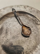 Charger l'image dans la galerie, Cuillère à sucre style baroque en argent 0.800 travail Allemand  XXÈME
