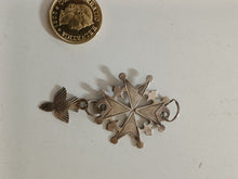 Charger l&#39;image dans la galerie, Croix huguenote en argent massif, probablement XIX EME avec son vécu.
