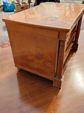 Charger l&#39;image dans la galerie, Ravissante petite commode de maîtrise Empire à colonne pleine Biedermeier XIX ème. Transformé en coffret à bijoux. Avec deux clés.
