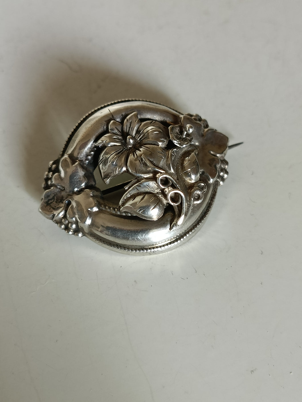 Broche art nouveau en argent, travail artisanal de qualité.