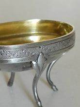 Charger l&#39;image dans la galerie, Élégant saleron en argent massif avec intérieur doré ,Autriche Hongrie début XIXE orfèvre GK à identifier.

