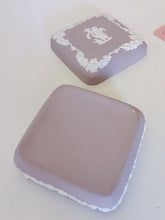 Charger l&#39;image dans la galerie, Wedgwood boîte en porcelaine biscuit mauve richement décorée. En parfait état. Début XXÈME
