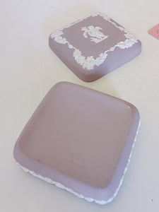 Wedgwood boîte en porcelaine biscuit mauve richement décorée. En parfait état. Début XXÈME