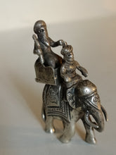 Charger l&#39;image dans la galerie, Figurine en argent sujet éléphant et porteur . Inde début XXÈME argent massif moulé
