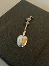 Charger l&#39;image dans la galerie, Rare petite cuillère de naissances à la cigogne style  XVIIIE hollandaise en argent massif
