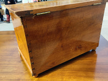 Charger l&#39;image dans la galerie, Ravissante petite commode de maîtrise Empire à colonne pleine Biedermeier XIX ème. Transformé en coffret à bijoux. Avec deux clés.

