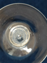 Charger l&#39;image dans la galerie, Ravissant verre à vin en cristal gravé , milieu XXÈME,
