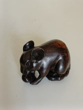 Charger l'image dans la galerie, Netsuke japonais souris à la châtaigne, en bois sculpté. Début XXÈME
