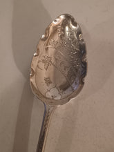 Charger l'image dans la galerie, Grande cuillère à fruits (Berry Spoon) d'époque George Il Stephen Adams orfèvre à Londres daté 1808
