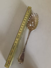 Charger l'image dans la galerie, Londres 1760 époque George III cuillère à baie en argent massif Sterling, dite "Berry Spoon " orfèvre RG à identifier
