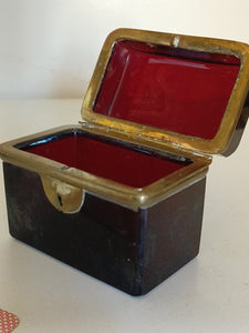 Ravissante boîte en cristal rouge , monture laiton. Milieu XIXE en parfait état.
