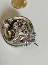 Charger l&#39;image dans la galerie, Broche art nouveau en argent, travail artisanal de qualité.
