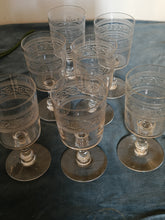 Charger l&#39;image dans la galerie, Série de 7 verres à vin ancien en cristal gravé à l&#39;acide
