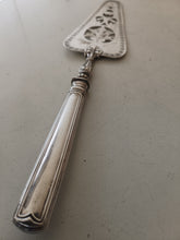 Charger l'image dans la galerie, Ravissante grande pelle à gâteau argentée . Travail ajouré et guilloché
