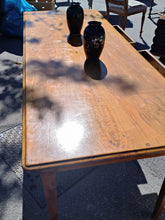 Charger l&#39;image dans la galerie, Grande table de ferme en noyer massif , d&#39;époque Directoire. Avec deux tiroirs et en parfait état.
