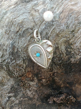 Charger l'image dans la galerie, Petit pendentif coeur en argent et verre turquoise
