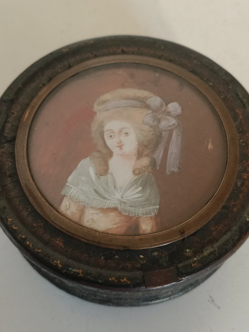 Boîte en papier mâché avec médaillon portrait miniature 18ème, en l'état.