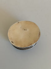 Charger l&#39;image dans la galerie, Petite boîte en argent avec cabochon lapiz Lazuli probablement Inde
