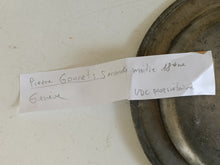 Charger l'image dans la galerie, Pierre Goncet né à Rougemont,  abile potier d'étain ayant travaillé en Valais, Vaud, Neuchâtel et Genève. Rare assiette en étain milieu XVIIIE
