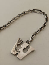 Charger l&#39;image dans la galerie, Gaëtan Perçin ,Rare porte clé en argent massif , bijoutier inventeur de systèmes de fermoir repris par Hermes .
