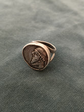 Charger l&#39;image dans la galerie, Bague chevalière en argent avec copie monnaie grecque. Roi Mithridate II de Parthe
