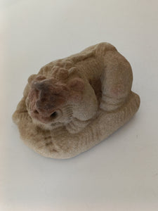 Chien de Fô chinois probablement XVIIIE en pierre volcanique érodée. Belle pièces avec du cachet !