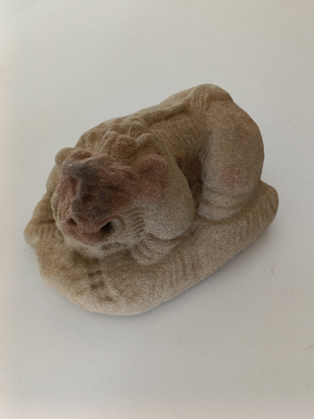 Chien de Fô chinois probablement XVIIIE en pierre volcanique érodée. Belle pièces avec du cachet !