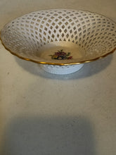 Charger l'image dans la galerie, KPM Berlin, petite corbeille en porcelaine ajourée et peinte à la main . Parfait état début XXÈME
