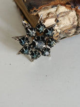 Charger l'image dans la galerie, Broche étoile en argent début XXÈME, avec cristaux blancs et noir taillé
