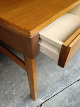Charger l'image dans la galerie, Bureau design vers 1960, en noyer massif . Origine probablement Allemand ou Suisse .
