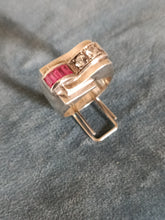 Charger l&#39;image dans la galerie, Bague tank 1930 en argent et pierres synthétiques.

Poinçon maître à identifier
