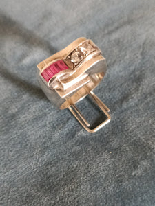 Bague tank 1930 en argent et pierres synthétiques.

Poinçon maître à identifier