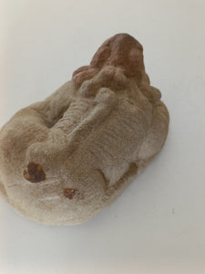 Chien de Fô chinois probablement XVIIIE en pierre volcanique érodée. Belle pièces avec du cachet !