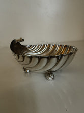 Charger l'image dans la galerie, Ravissante coquille de baptême en argent massif 0.800 . orfèvre Allemand F Berg ,fin XIXÈME début XXème, En parfait état.
