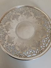 Charger l'image dans la galerie, Ravissant plat ajouré à gâteau style victorien en métal argenté Anglais.
