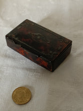 Charger l'image dans la galerie, Petite boîte à tabac à priser boule , d'époque XVIIIE Louis XIV /Louis XV en marqueterie écaille et incrustation étain
