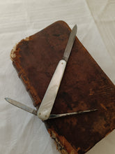 Charger l'image dans la galerie, Curdts Nacht Solingen, rare petit couteau de poche avec manche nacre et lame acier haute qualité ! 3 outils en parfait état. Pour connaisseur !
