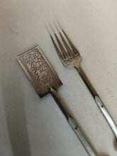 Charger l&#39;image dans la galerie, Object mystérieux, probablement une paire de service à sardine .. ça y ressemble .. acier gravé à l&#39;acide et manche nacre
