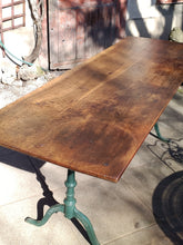 Charger l'image dans la galerie, Table de bistrot ancienne plateau en noyer massif 

Pieds en fonte Baumann Horgen
