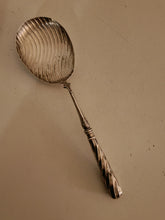 Charger l'image dans la galerie, Rare pelle ou cuillère à servir en argent massif 0.800 , probablement fin XVIIIÈME
