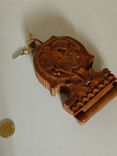 Charger l&#39;image dans la galerie, Boîte pour montre de poche à poser en bois sculpté de Brienz, début Xxème
