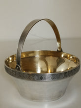 Charger l'image dans la galerie, Sucrier Russe en argent massif 0,916 période soviétique. Intérieur vermeil décors bordure Grecque . C'est une pièce racée !
