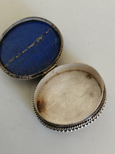 Charger l&#39;image dans la galerie, Petite boîte en argent avec cabochon lapiz Lazuli probablement Inde
