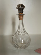 Charger l&#39;image dans la galerie, Petite carafe en cristal taillé, avec bouchon en argent massif.
