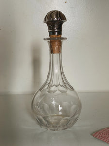 Petite carafe en cristal taillé, avec bouchon en argent massif.