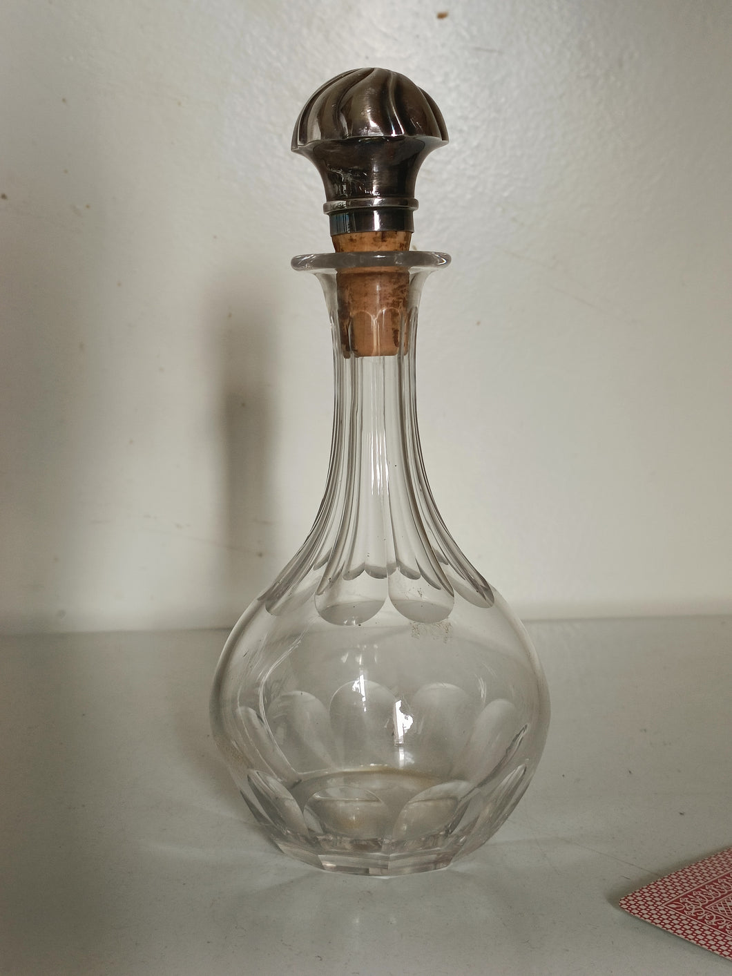 Petite carafe en cristal taillé, avec bouchon en argent massif.